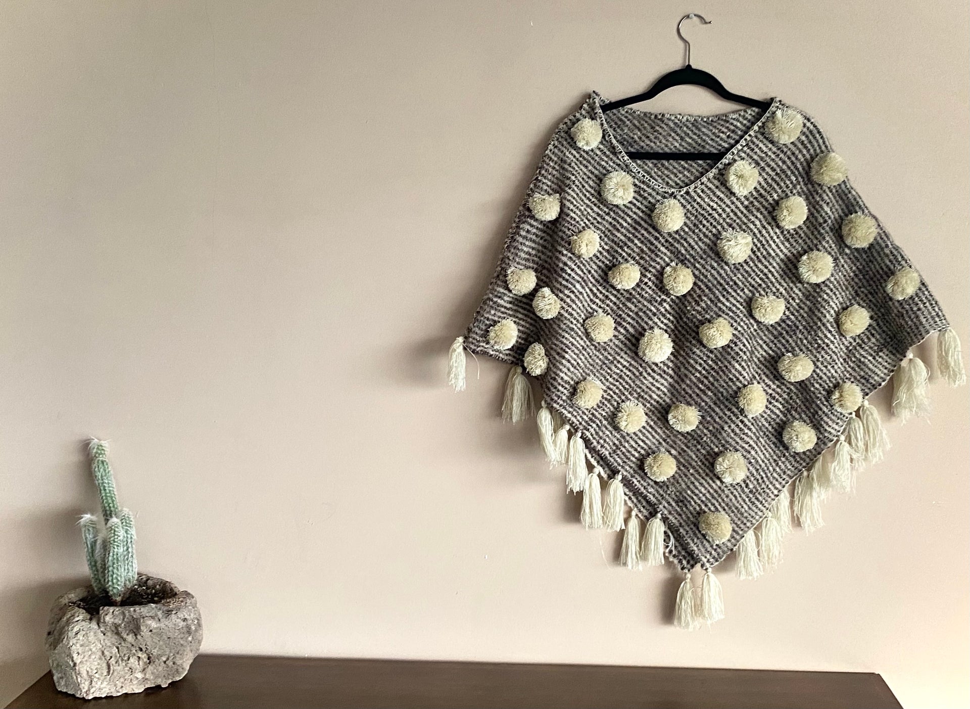 Pompom Wool TriangIe Ponchos • Chiapas